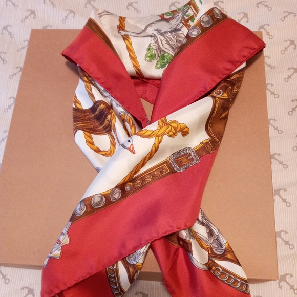 ❤ 100%Authentic Moschino Silk Swan Scarf - Picture 2 of 6